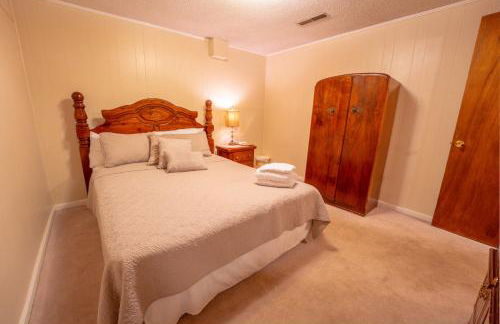 Martinsville Gem - Fireplace, Pets, Near the Park - Foto 21