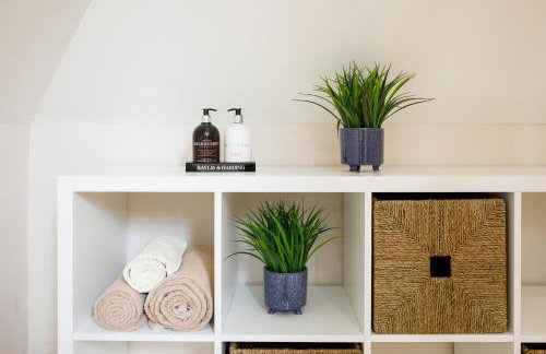 " Orchard Croft Lodge ", New Property, DOG FRIENDLY, Ideal for all Goodwood Events, 5 Minutes from Southend Barns, 9 Minutes From Sandy West Wittering Beach, 2 Bathrooms, Can Sleep 8 On Request, ' Starlink ' Wi-Fi & Sky Sports, Zip & Link Super-King beds - Foto 27