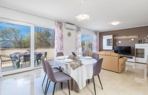 2 Bedroom Lovely Apartment In Viskovo - Photo 3