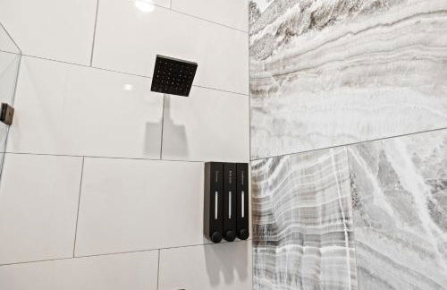 Unique Black Home in the Heart of Shelby Park - Foto 51