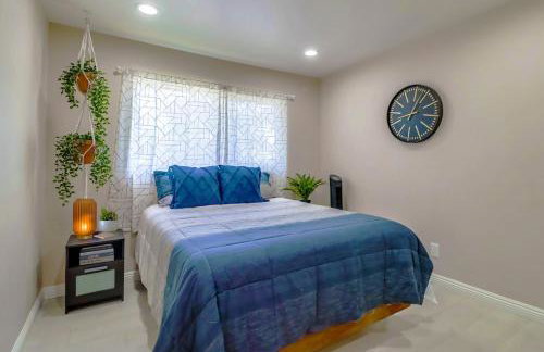 Entire Private Home with 3 Bedrooms 2 Bathrooms, Family Home Free Pool, Tub and Parking, Available Now - Foto 16