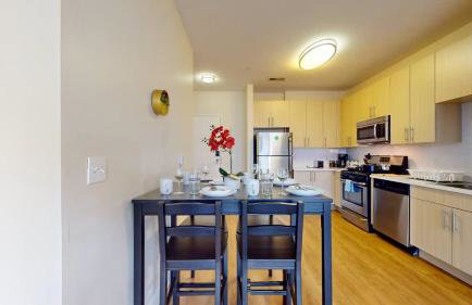 Modern Comforts Free Gym Access - Foto 24