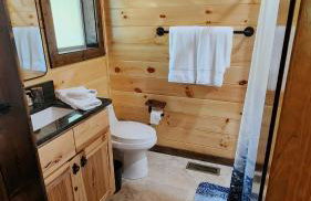 Luxe Cabin with Game Room, Hot Tub & Firepit - Foto 25
