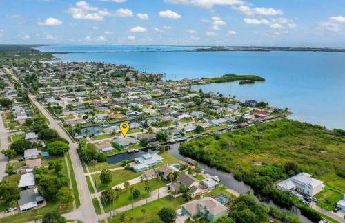 Waterfront Oasis with Private Heated Pool & Dock - Foto 38