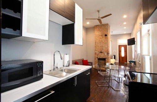 Modern Condo Blocks from Quarters - Foto 7