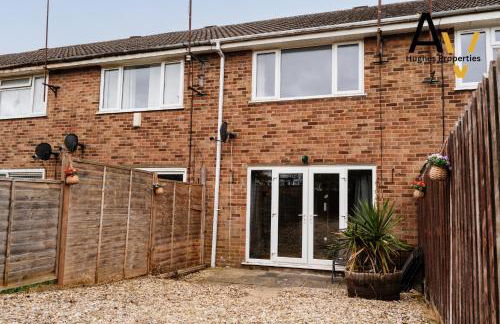 Northampton Pop Art House - Free Parking - Fast Wi Fi by AV Hughes Properties - Photo 34