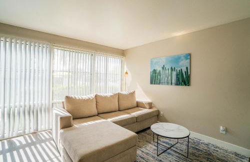 Spacious 2 Bedroom, 2 Bath, Pool, Free Parking, Gym - Foto 62