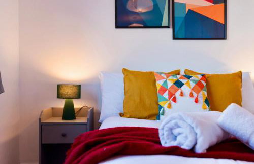 Spacious 5 Bedroom House Sleeps 9 with Parking - Foto 25