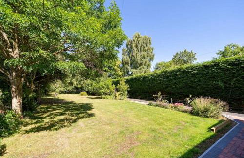 Spacious Cotswolds House Garden with Hot Tub - Foto 27