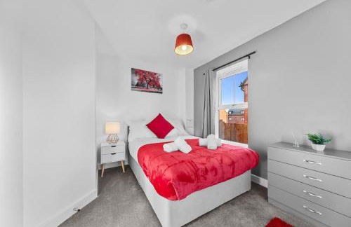 Opulent 2BR 2BA House with FREE Parking - Photo 26