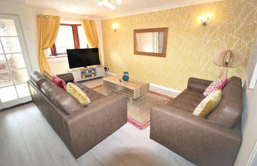 3 Bed Semi - Sleeps 5 - Private Garden & Parking - Quiet Cul De Sac Location - Dog Friendly - Fast Wifi - Close to Motorway Access - Foto 6