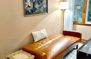 Vintage, Mid-Century Suite above Antique Store - Foto 28