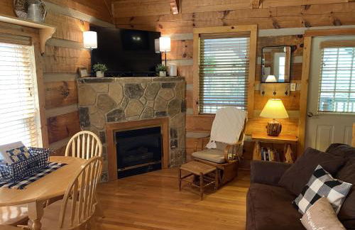 Sweet - 2 Bedrooms, 2 Baths, Sleeps 6 Cabin by RedAwning - Foto 17