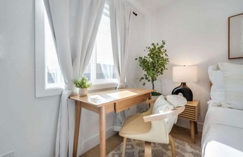 Brand New Apt w Parking Blocks from Downtown- A - Foto 11