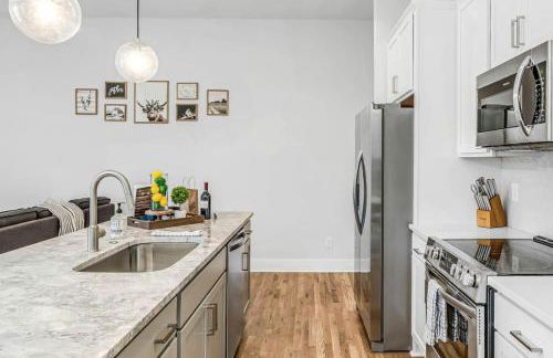 East Nashville Townhome 5min to Grand Ole Opry! Rooftop Deck, Grill, TV and Golf - Foto 6