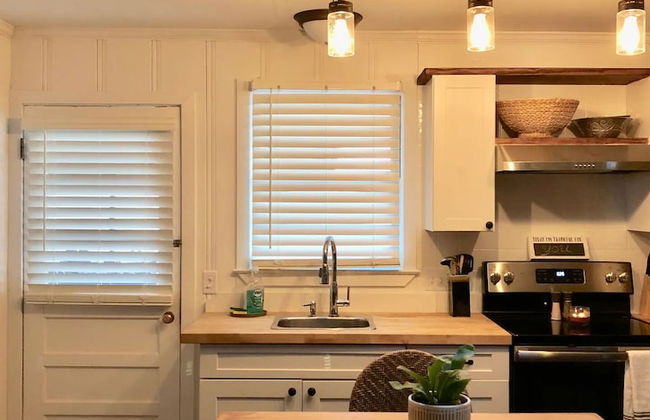 Surf Shack - Steps To The Beach, Lush Fenced Backyard 4 Bedroom Cottage - Foto 4