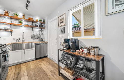 Coastal Harbor, King Bed, Pickleball Gear, Golf set, BBQ- 1 dollar rides to Beach, by Maven Vacation Rentals - Foto 17