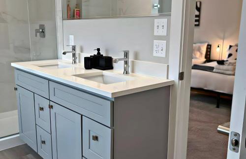 Modern 4BR Townhouse with Parking & Lake Views - WVille rep 4 - Foto 27