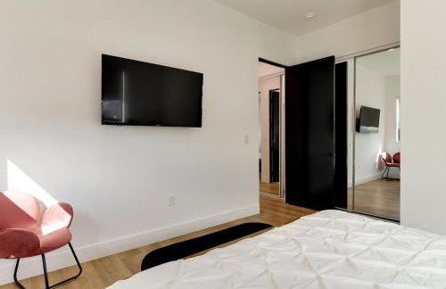 Modern Luxe Retreat Four-Bedroom - Photo 21