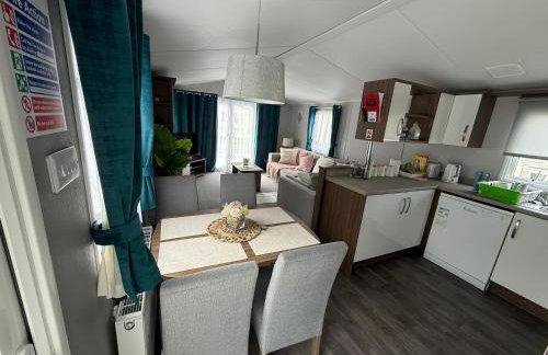 LuxeHaven at Tattershall Lakes Park with Hot Tub - Foto 40