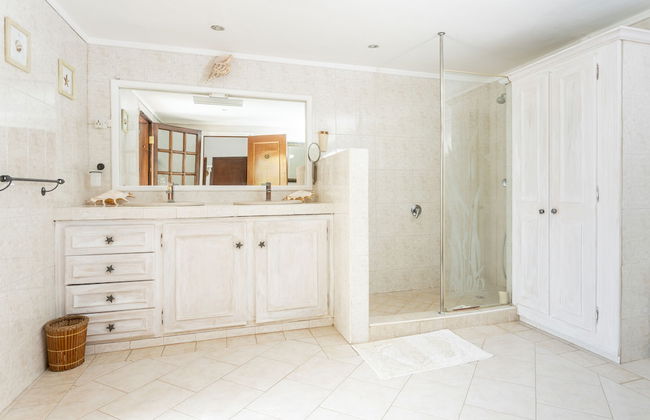 Villa with Heated Pool - Photo 21