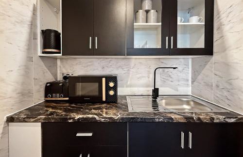 Contractors Heaven-POOL TABLE-THREE BEDROOM HOUSE WITH SEPARATE ONE BEDROOM SELF CONTAINED-Close to AIRPORT - Foto 31