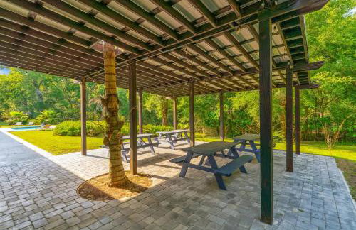 Floral City Oasis - Pool, BBQ Area & Forest View - Foto 58