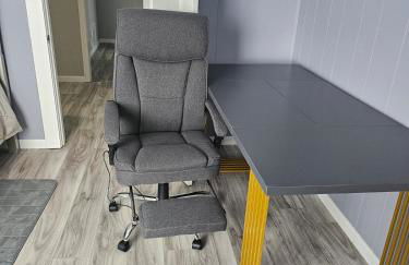 Cozy Roomy family sized apartment on major bus route close to all - Foto 48