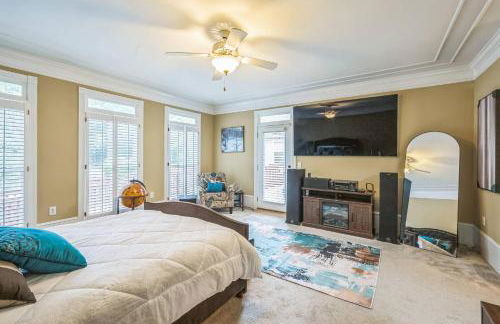 Elegant 5BR Retreat Pool & Yard - Foto 22