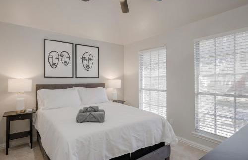 Glamorous Mansion w Private Pool and Cinema Room - Photo 31