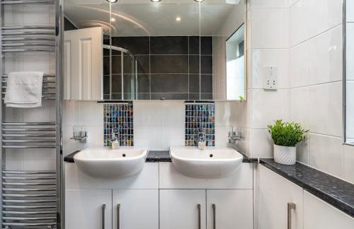 Pass the Keys Stylish 4 Bedroom Home with Parking in Borehamwood - Foto 32