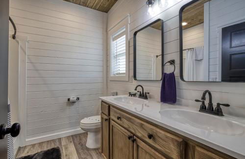 Lazy River Cabin, River Front, Hot Tub, WIFI, 560 in FREE Attraction tickets each paid day! - Foto 24