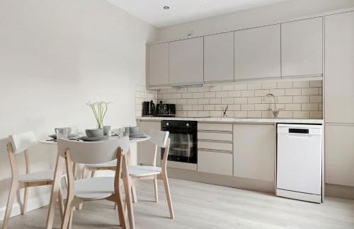 Lovely 2 Bedroom House - Free Parking - Accommodation near QMC Hospital & University of Nottingham - Suitable for Short Stays & Long Stays - Photo 10