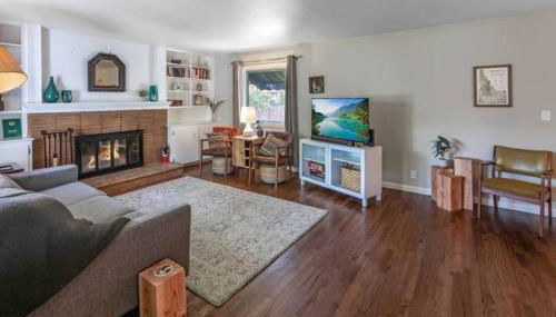 Celebration Chalet! Quant, cozy, a few blocks from BSU and close to downtown Boise, Fireplace, 4 beds, and seating for 6 Pets Welcome! - Photo 2, Other