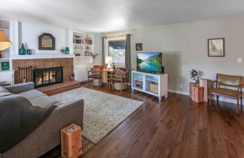 Celebration Chalet! Quant, cozy, a few blocks from BSU and close to downtown Boise, Fireplace, 4 beds, and seating for 6 Pets Welcome! - Photo 2