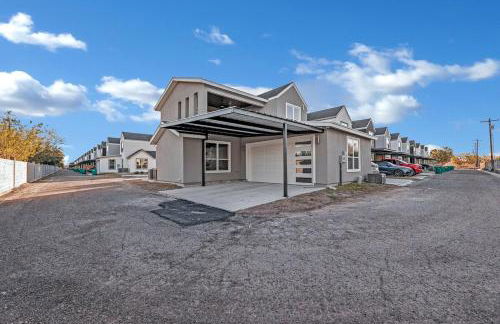 Relax and Unwind in this Modern Spacious Townhome - Foto 13