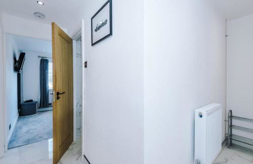 Modern 1BR Apartment in Whitefield, Manchester with Private Parking - Foto 9