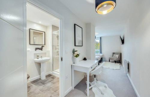 Beautiful Canal Side Apartment - City Centre - Balcony, Secure Parking, Self Check-In, Fast WiFi and Smart TV with Sky TV and Netflix by Yoko Property - Foto 12