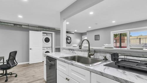 Cozy 2BR Escape close to Dining and Nightlife with WiFi - Foto 2