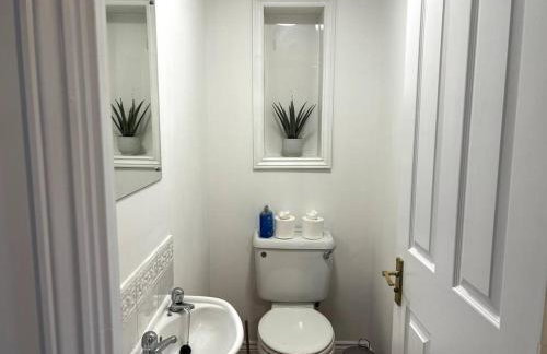 Spacious 5 Bedroom House Sleeps 9 with Parking - Foto 7