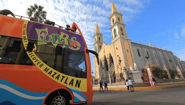Próximos à catedral de Mazatlán