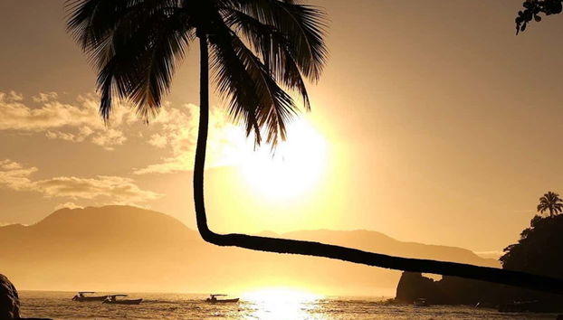 Plage d'Aventureiro au coucher du soleil