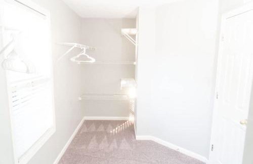 Spacious Vaulted 4BR Family Home Near Mall of GA Sleeps 12 - Foto 42