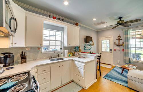 Pet-Friendly Lakefront Getaway with Hot Tub! - Foto 8