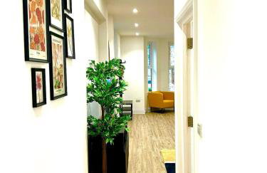 Brand New Apt - Beach Breeze Spacious 1-Bedroom Apartment with parking - sleeps 4 ppl- internet - Foto 47