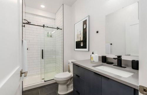 Designer 1-Bed Haven near Downtown! Pets Welcome! - Foto 19