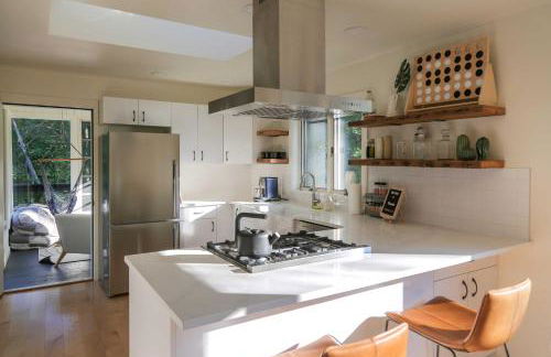 Modern Hideaway with Deck and State Forest Access - Foto 14