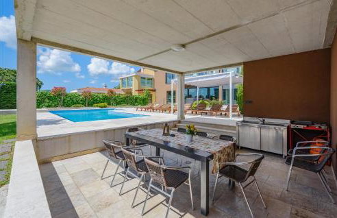 Five-Bedroom Holiday Home In Zminj - Photo 2