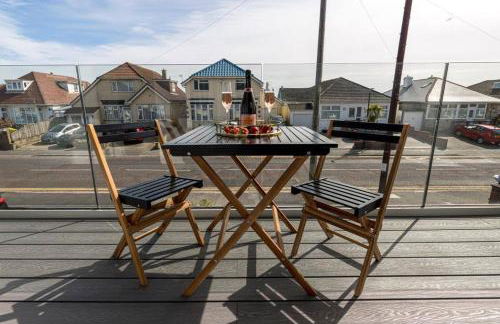 LOOKOUT by BOURNECOAST - A Stylish Flat with a Balcony, SEA GLIMPSES and Parking- Just a 10 Minute Walk to the Sandy Beaches - FM8405 - Photo 2