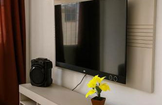 Casa Confortável com duas vagas de garagem e ótima localização - Foto 9